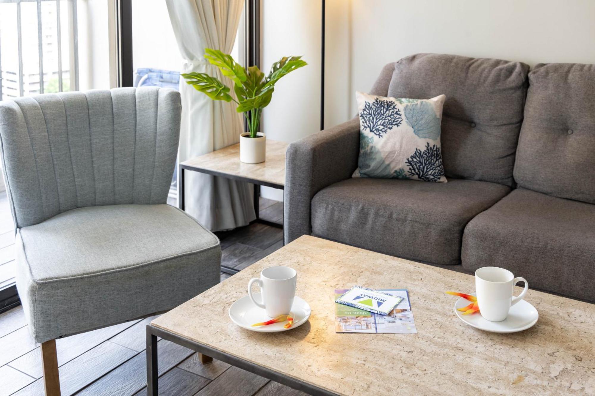 Aloha Vibes With Ocean Views, Near & Parking! Apartment