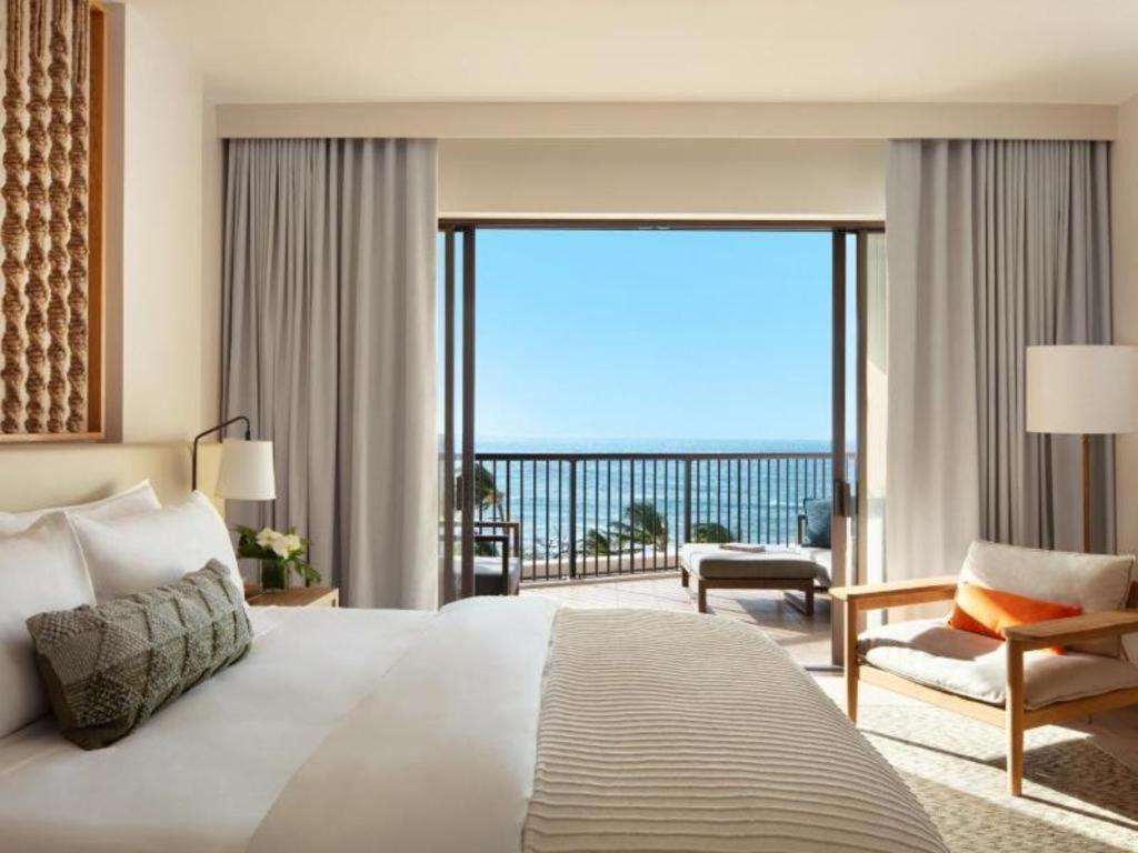 Hotel Mauna Lani, Collection