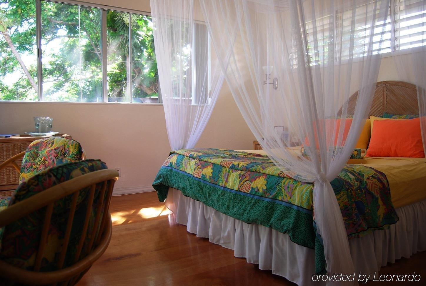 Old House-walk To Town & Beach! Guest house Lahaina