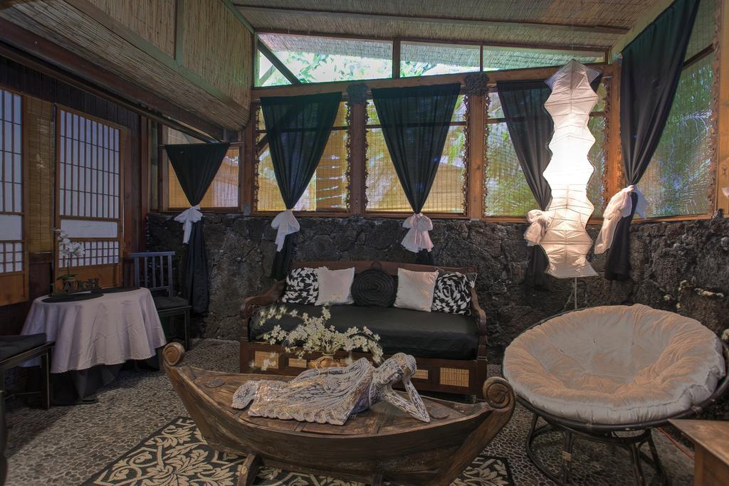 The Bali House And At Hawaii