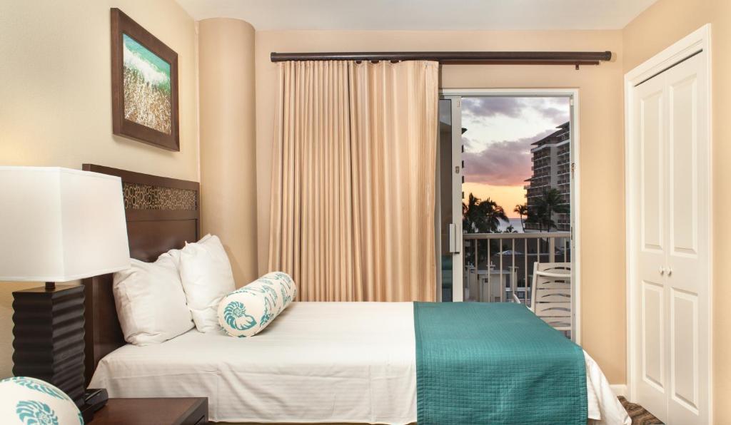 Hotel Club Wyndham At Waikiki Walk 3*