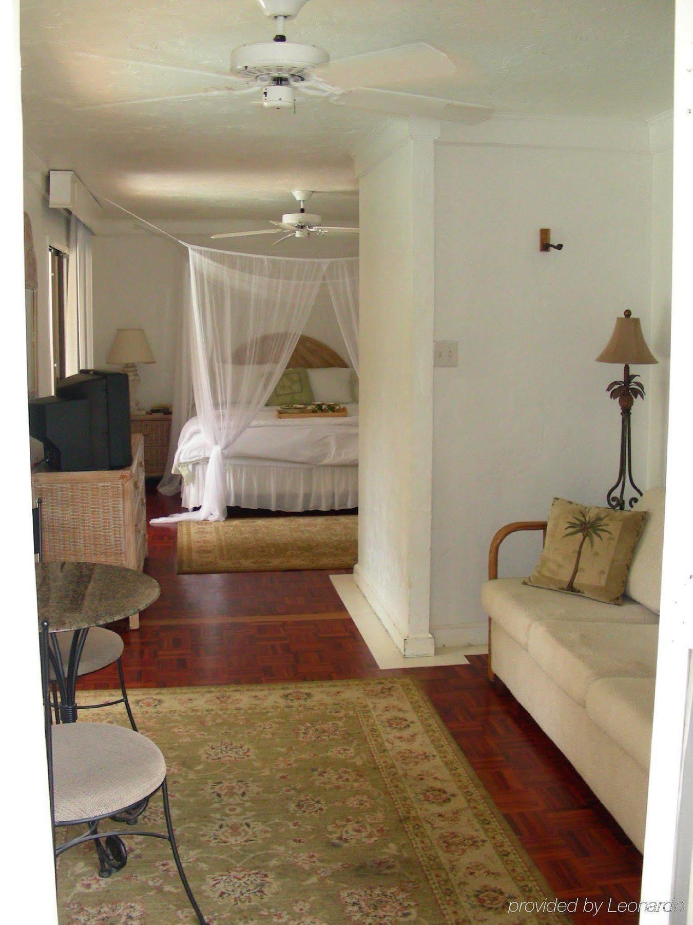 Guest house Old House-walk To Town & Beach! 3*