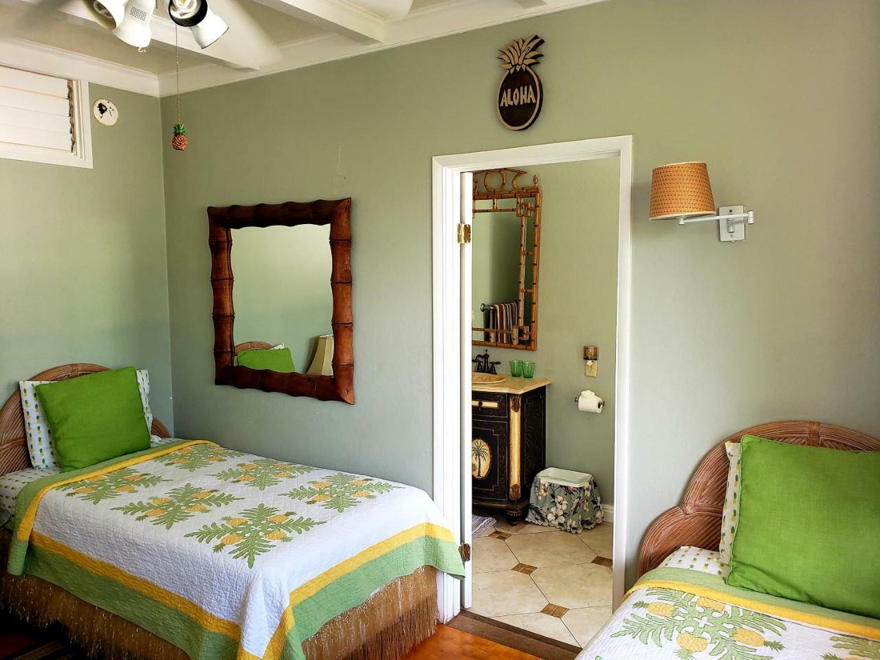Guest house Old House-walk To Town & Beach!