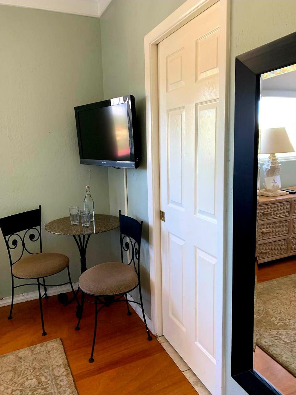 Old House-walk To Town & Beach! Guest house