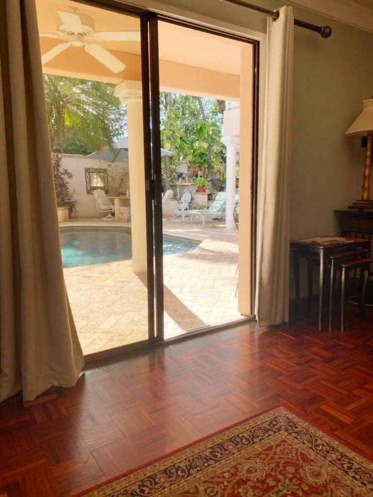 Old House-walk To Town & Beach! Guest house