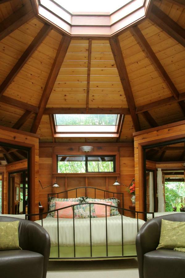 Bed & Breakfast Rainforest Retreat Volcano